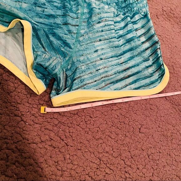 Under Armour Running Shorts Size Small Workout - Picture 3 of 11